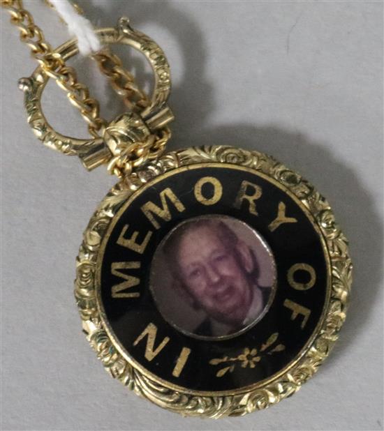 A gold and enamel mounted memorial pendant, on a gilt metal chain, pendant 24mm.